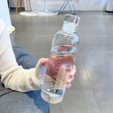 Garrafa de água transparente